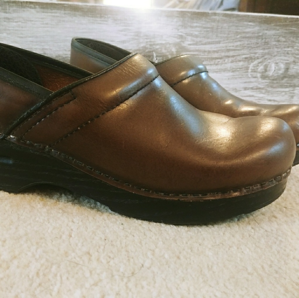 Like new brown leather Dansko (37) clogs